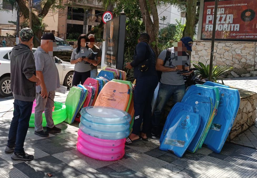 Fiscalização em Guarujá reforça combate ao comércio irregular nas praias e apreende quase 250 pranchas e infláveis