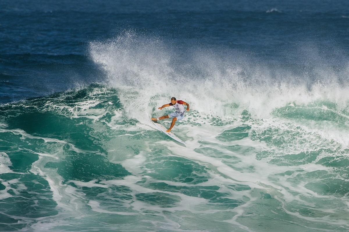 6 Surf treino agitou a Praia de Pitangueiras com homenagens e competição amistosa