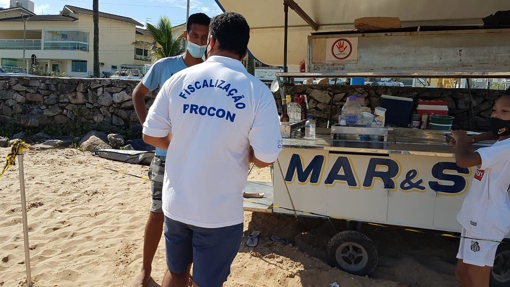 Procon Guarujá intensifica fiscalização nas praias para coibir abusos contra consumidores durante a alta temporada